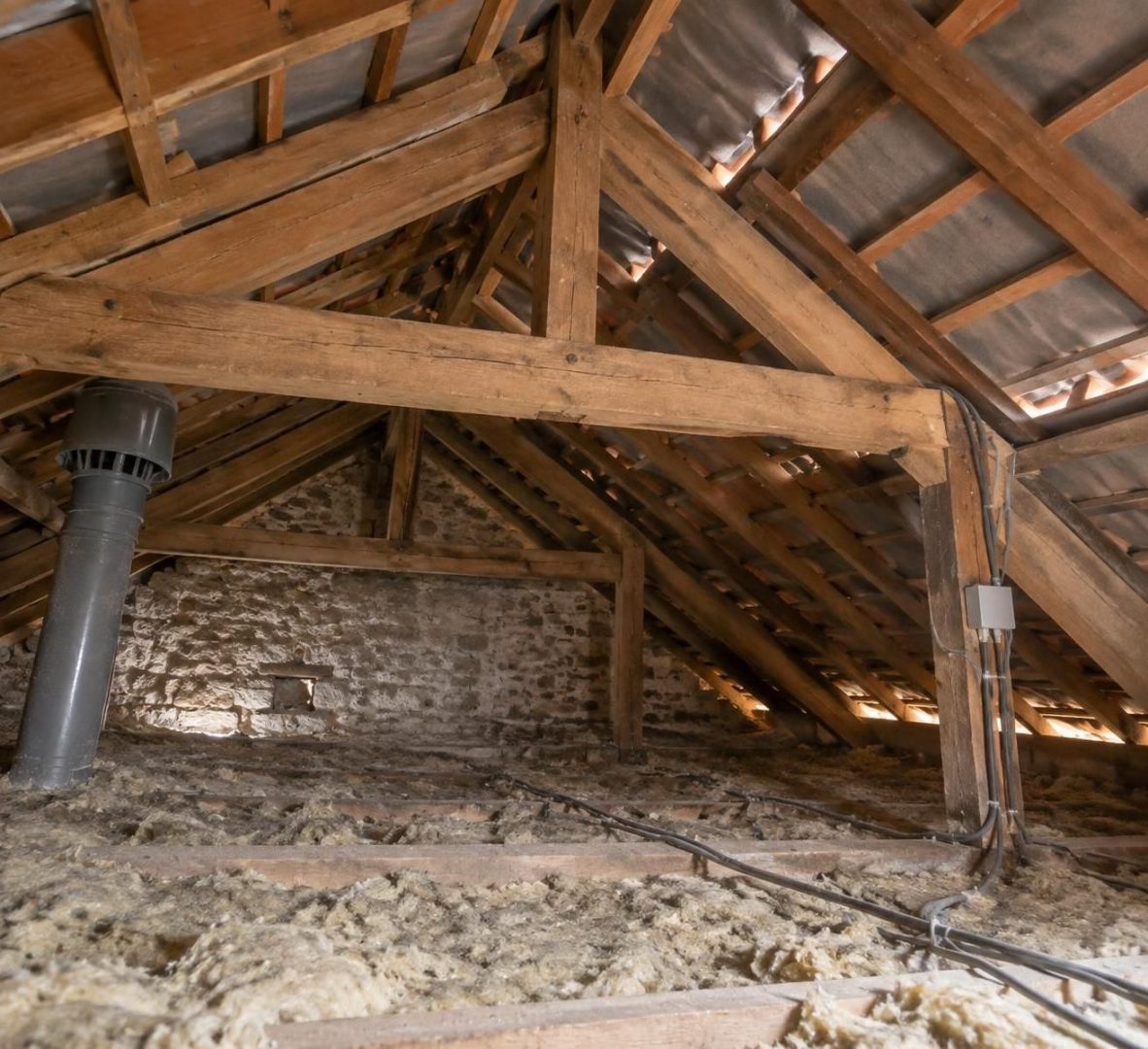combles perdus d’une maison ancienne : comparez soufflage et rouleaux pour choisir l’isolation adaptée à votre logement et à votre budget.