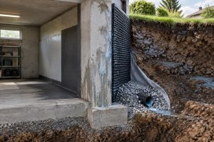 mur enterré humide : comparez le drain et le cuvelage pour choisir la solution adaptée à votre terrain, à l’origine des infiltrations et à votre budget.